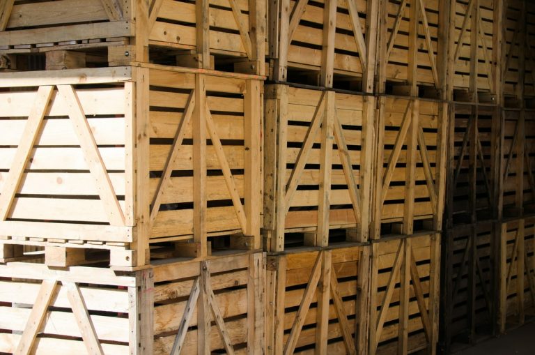 Read more about the article Re-używalne drewniane skrzynie transportowe – ekologia, ekonomia i logistyka w jednym