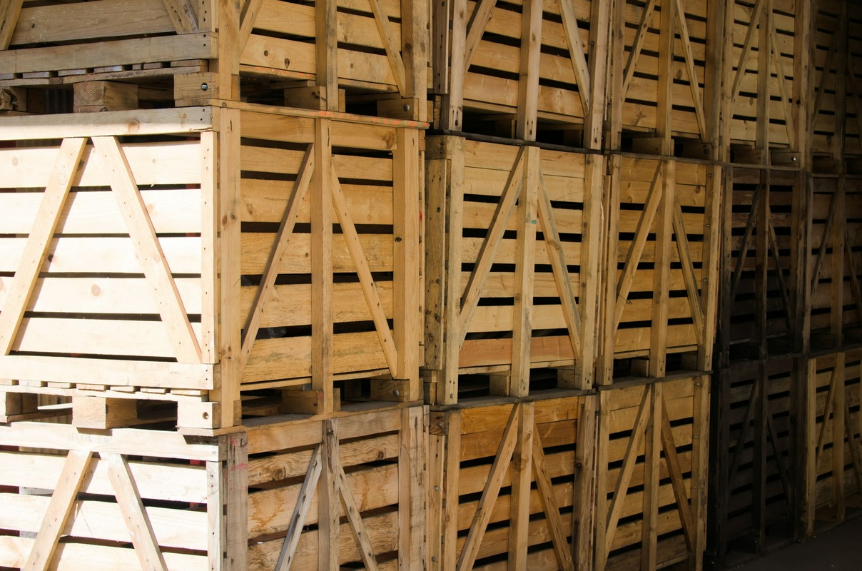 You are currently viewing Re-używalne drewniane skrzynie transportowe – ekologia, ekonomia i logistyka w jednym